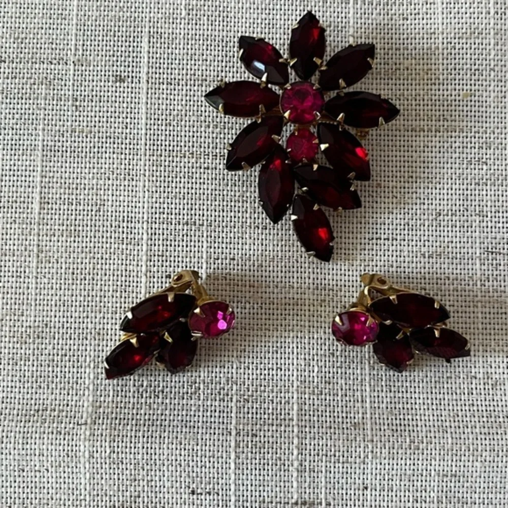Vintage Weiss Red Rhinestone gold tone Brooch Earrings Set..jewelry set..